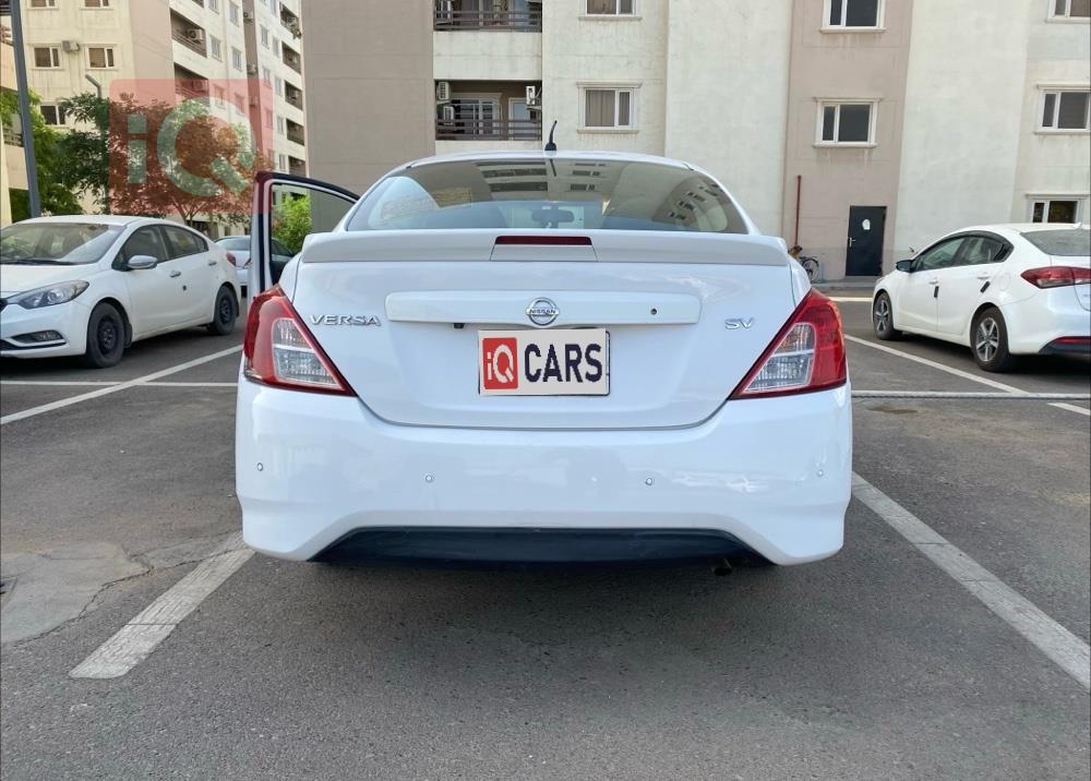 نيسان فيرسا